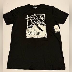 NWT Men’s 2023 New Era Chicago White Sox “Snow Skiing” T-Shirt, Size Large